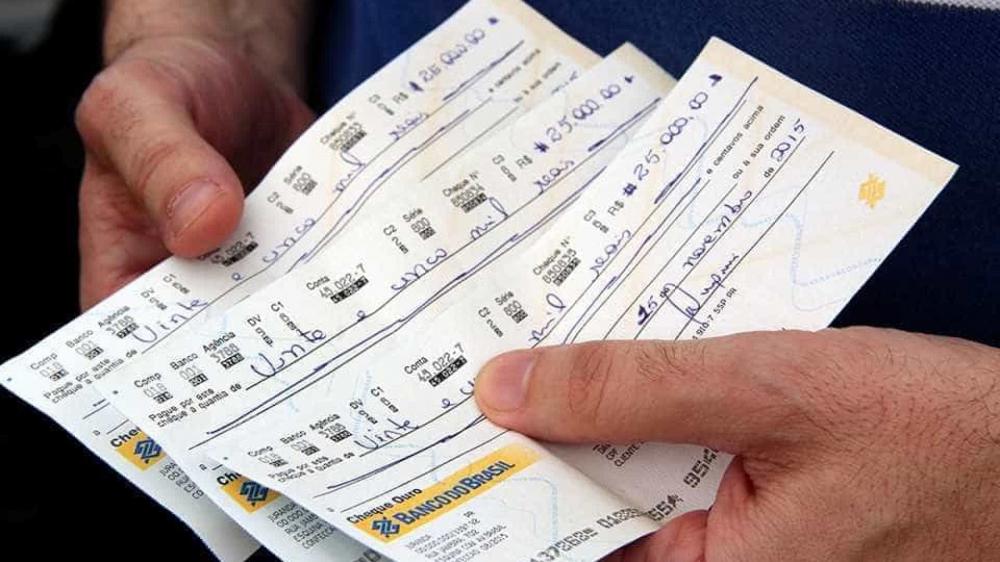 Uso de cheques no país cai 23% em 2021 e compensação desde 1995 está 93,4% menor