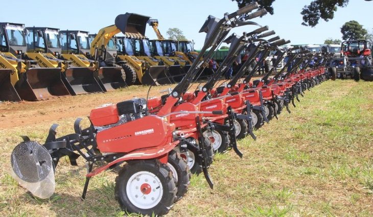 Entrega de equipamentos e maquinários fortalece a agricultura familiar nas 79 cidades, avaliam prefeitos 