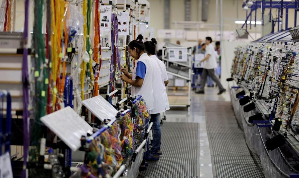 Produção industrial sobe em março, mas queda no consumo preocupa