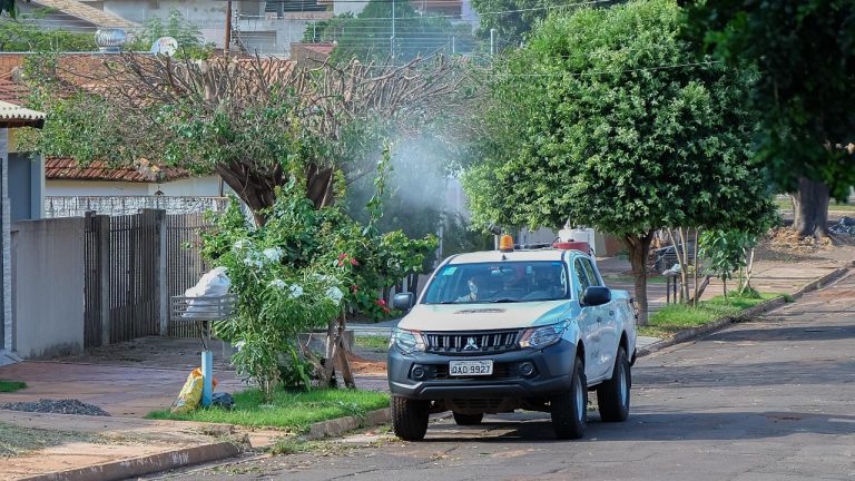 Circulando por três bairros, fumacê intensifica ações de combate ao Aedes