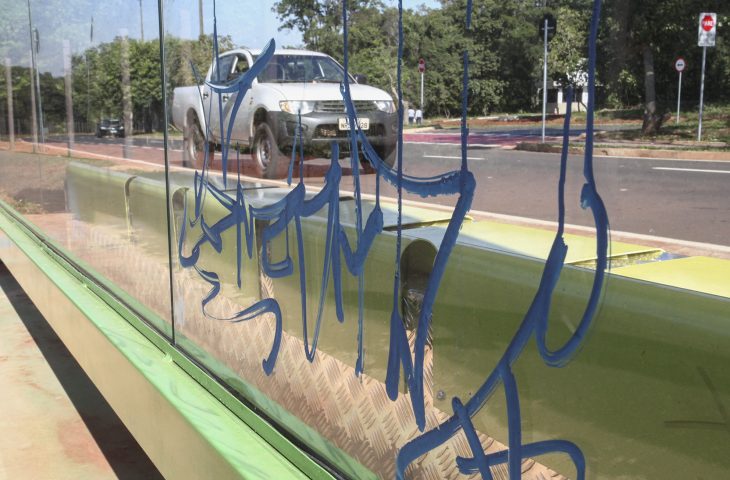 Revitalização do Parque dos Poderes é alvo de pichação em Campo Grande