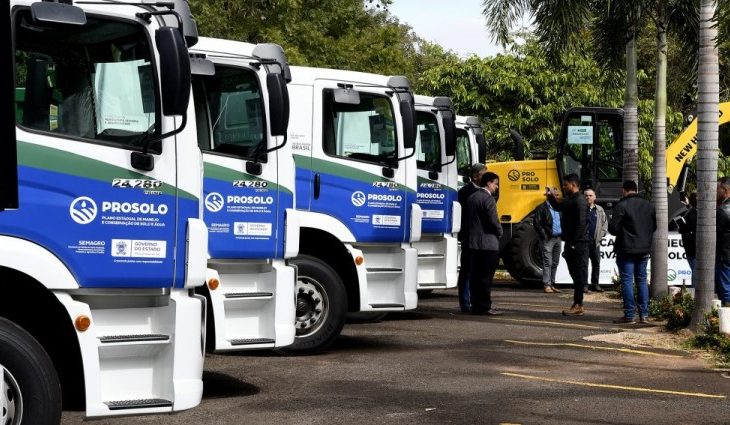 Governo entrega veículos e equipamentos agrícolas para 40 municípios do Estado