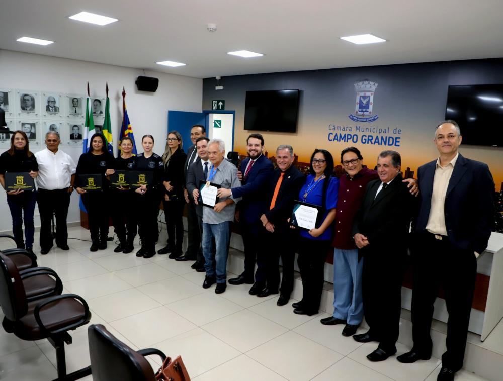 Carlão entrega Medalha à artista e servidora pública, e congratulação à policiais por ato de bravura