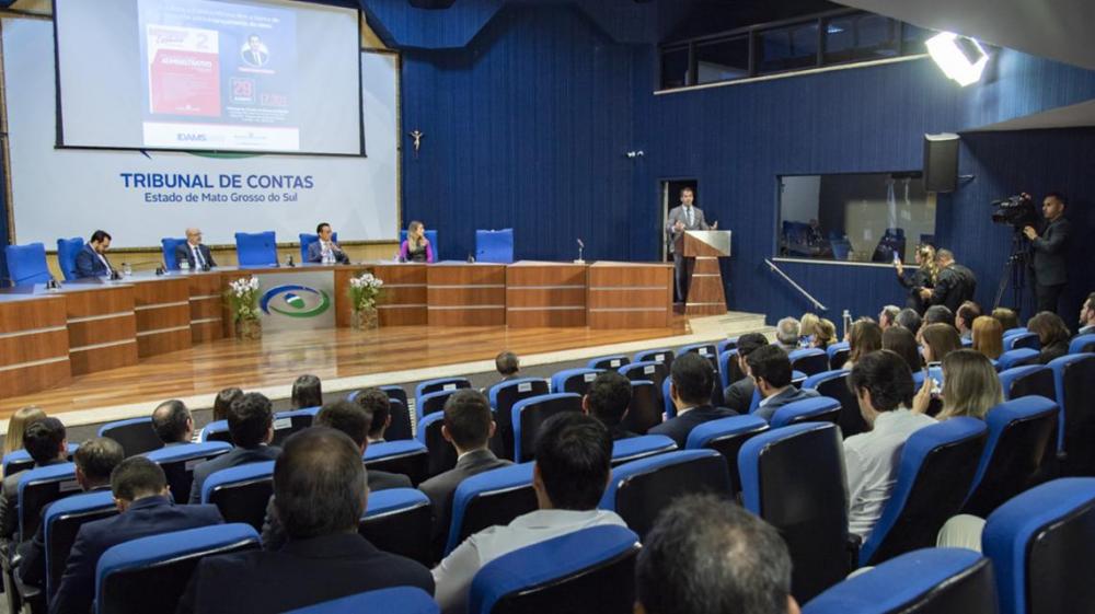 Autoridades do Direito prestigiam lançamento de livro no TCE-MS