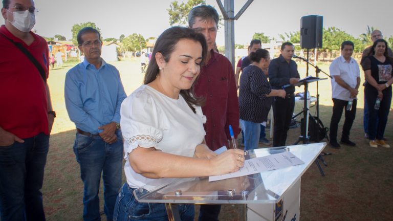 Prefeita assina ordem de serviço e, em 10 dias, começa a 1ª etapa do asfalto do Jardim Centenário