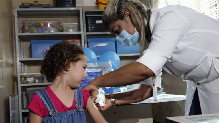 Crianças de 3 e 4 anos podem tomar vacina contra covid-19 e influenza