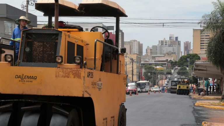Recapeamento avança pela rua Dom Aquino nesta terça