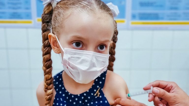 Com doses disponíveis há duas semanas, apenas mil crianças tomaram a vacina contra Covid-19