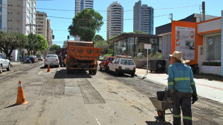  Com quase 80% do serviço concluído, recapeamento no centro é estendido à rua 13 de junho