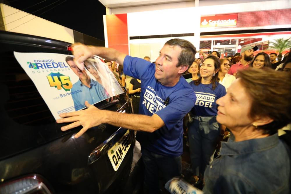 À 00h01, Riedel adesivou carros na Afonso Pena, em seu 1° ato de campanha