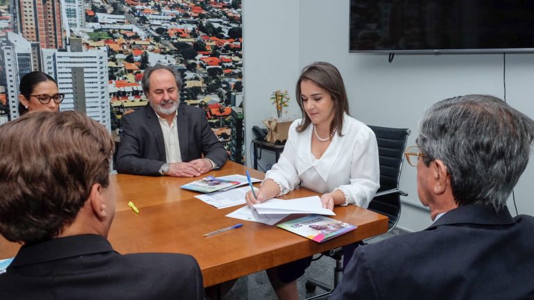 Prefeitura assina acordo de cooperação para ampliar atendimento psicológico às mulheres vítimas de violência