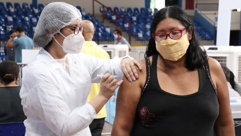 Prefeitura vacina idosos com 63 anos e trabalhadores da saúde com 45 anos ou mais nesta segunda