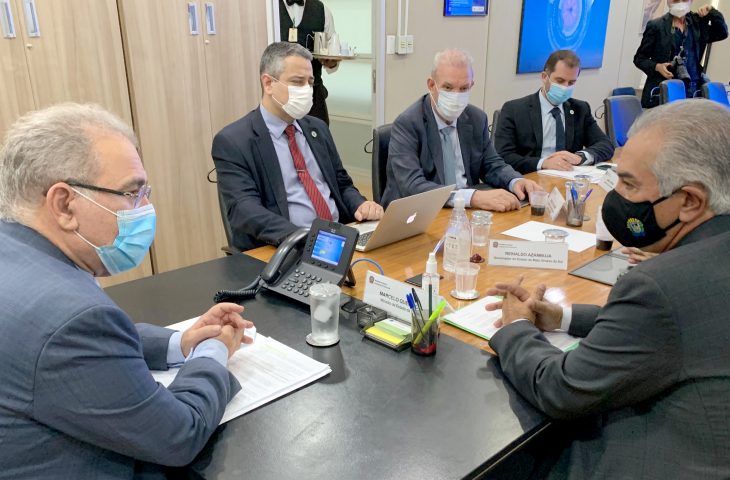 Reinaldo Azambuja cobra em Brasília reforço de vacinas para 13 municípios de fronteira