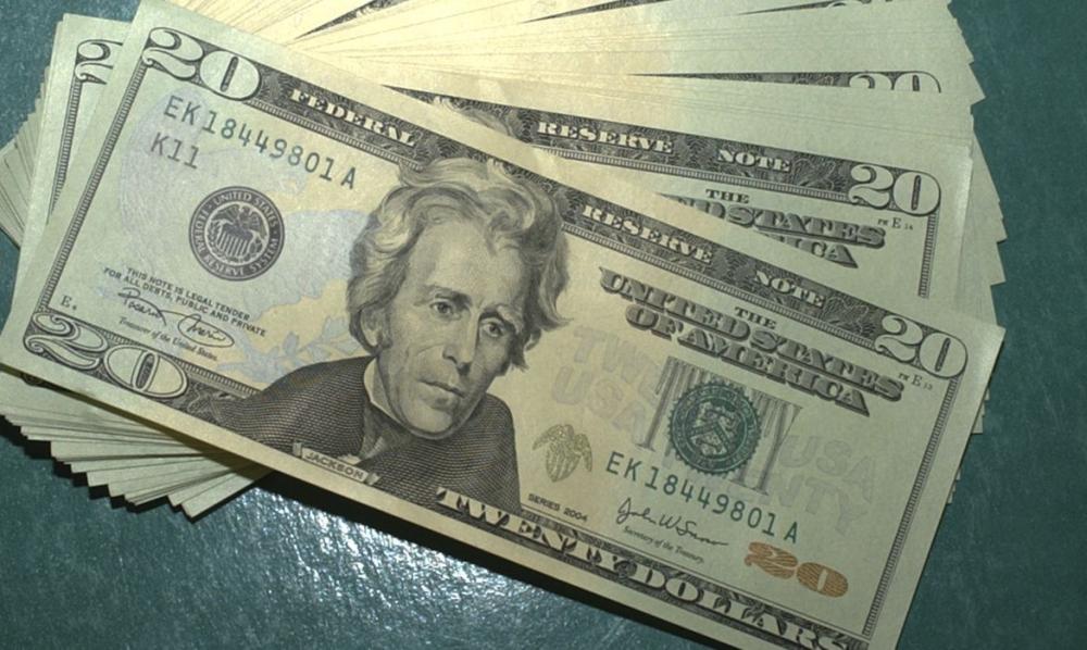 Dólar volta a cair e fecha no menor valor desde janeiro