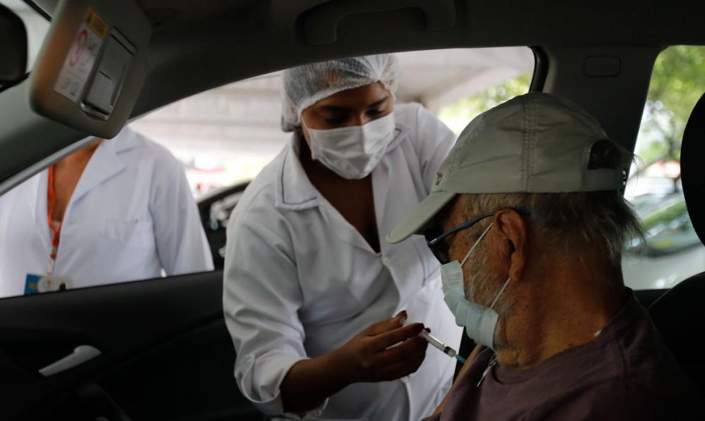 Vacinação reduz pela metade morte entre idosos com mais de 80 anos