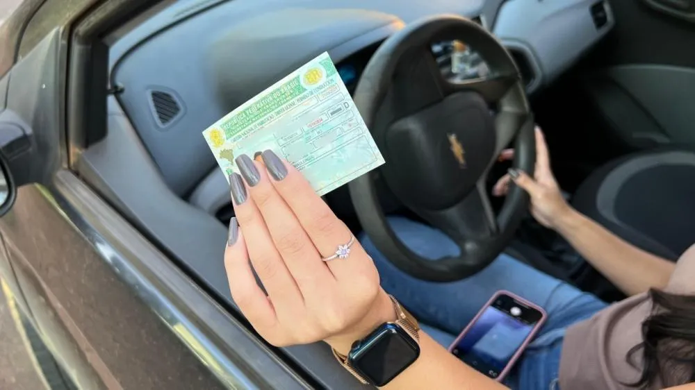Projeto aprovado em comissão permite que motorista com CNH tipo B dirija carros elétricos de até 4.250 kg
