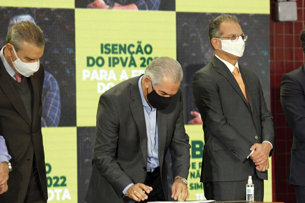 Reinaldo Azambuja antecipa metade do 13º salário dos servidores