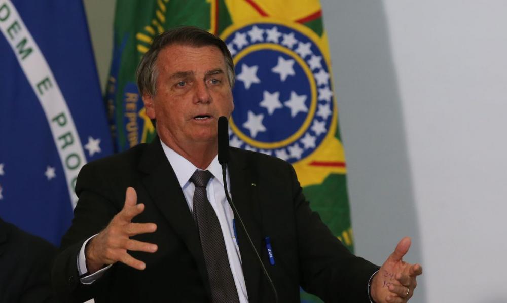 Presidente deve ficar três dias internado em SP, diz Flávio Bolsonaro