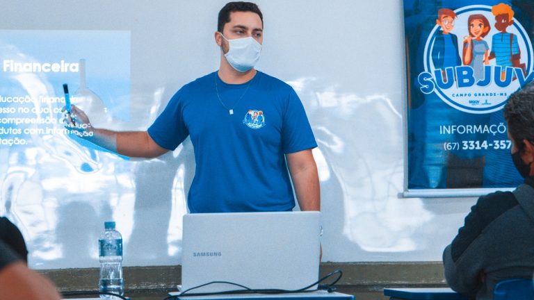 Prefeitura leva curso de economia e finanças para jovens da região do Portal da Lagoa