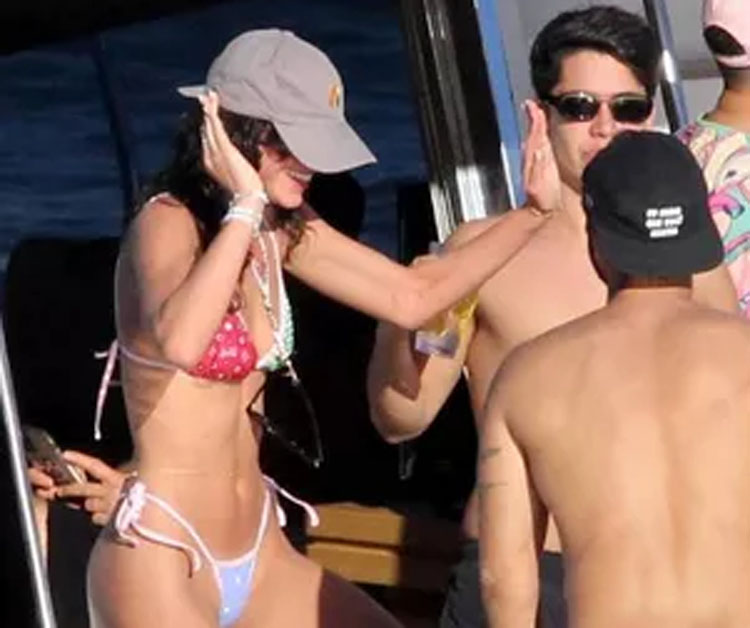 Bolsonaro alfineta Marquezine sobre festinha: 