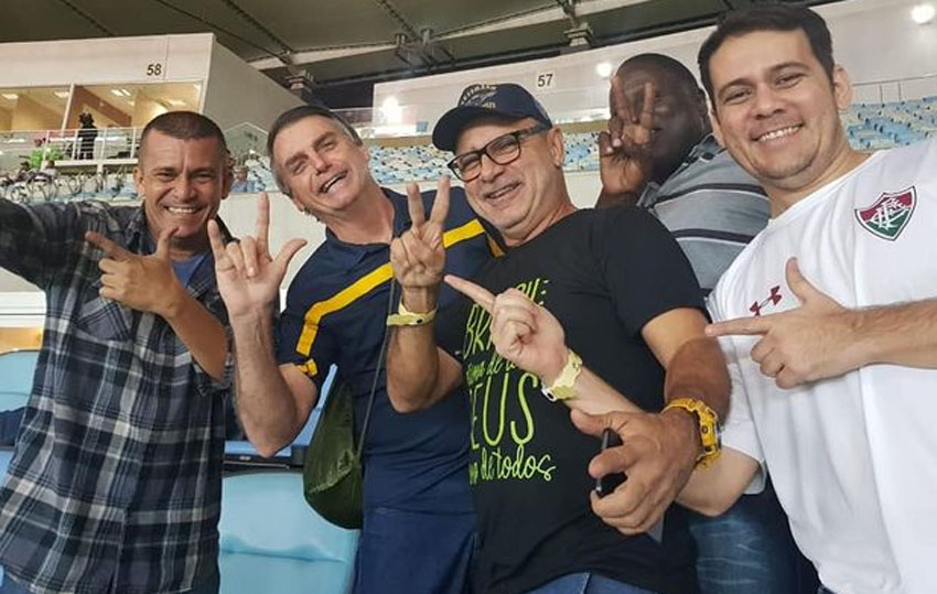 Homem bomba: ex-assessor do senador Bolsonaro alfineta nas redes sociais