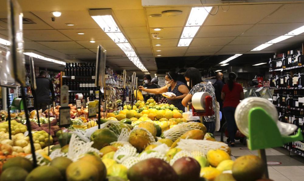 Inflação desacelera vendas, mas comércio mantém recuperação, diz CNC