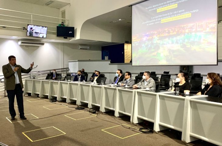 “Equilibrar saúde e economia fez MS manter empregos”, afirma Riedel em palestra na Câmara dos Vereadores 