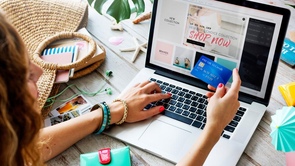 92% dos consumidores consultam preços na internet antes de comprar na Black Friday, aponta estudo do UOL