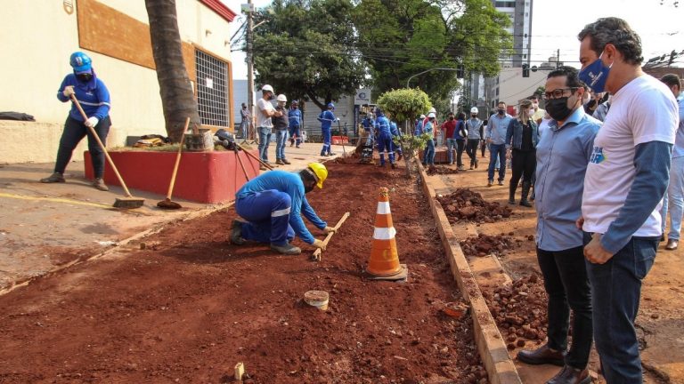 Em visita às obras da região central, prefeito faz boa avaliação e compartilha otimismo com comerciantes