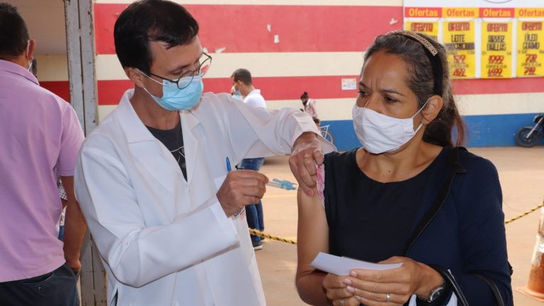 Com unidades abertas nos bairros, prefeitura realiza vacinação itinerante na região central neste feriado