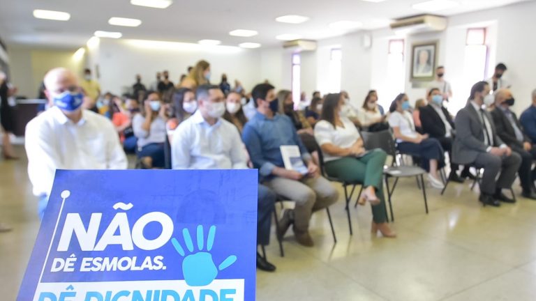 Com foco em ações de conscientização e oferta de vagas, prefeitura lança campanha que inibe esmolas